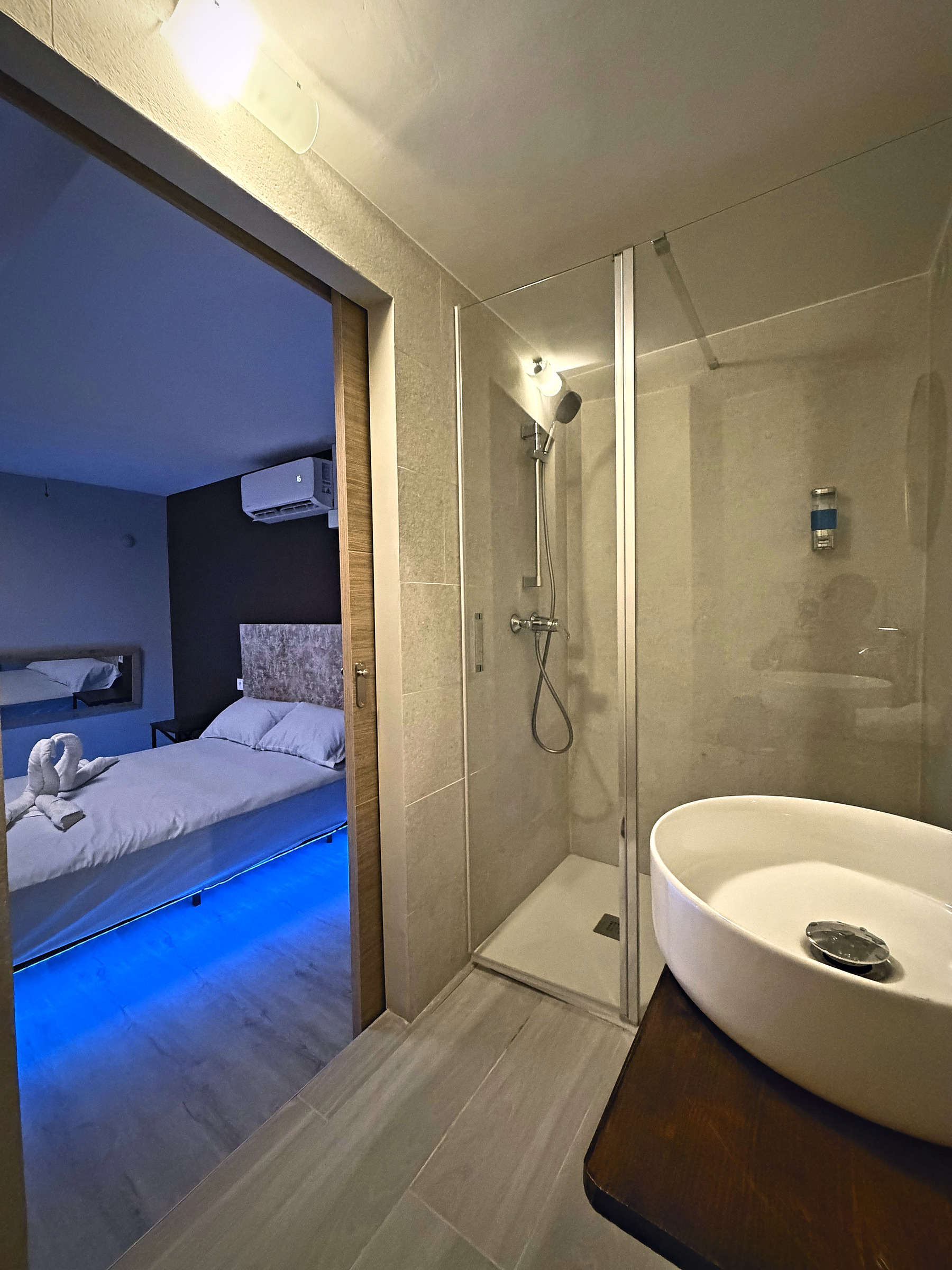 Baño privado con ducha, lavabo y acceso a la cabina