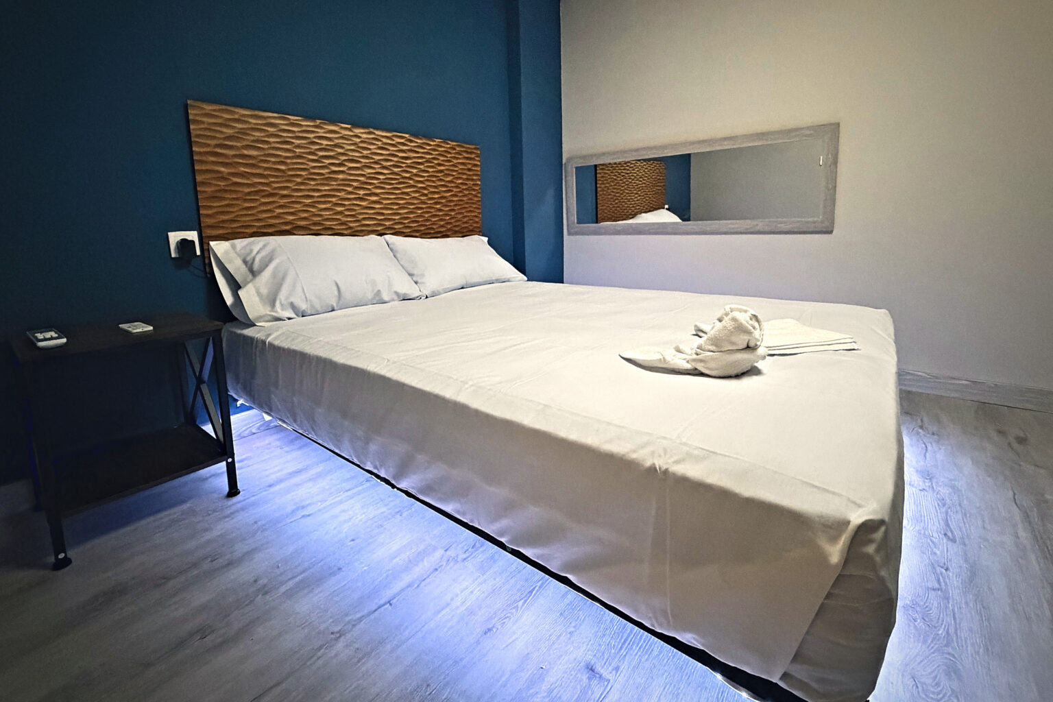 Cabina privada con textiles preparados y luz azul regulable