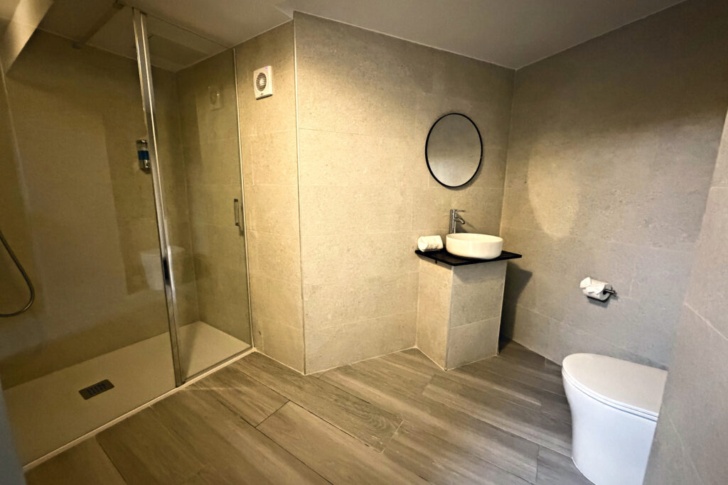 Baño privado con ducha amplia